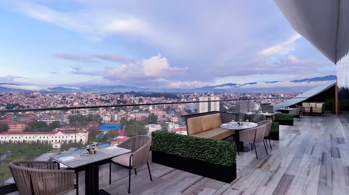 Quán bar sân thượng nổi bật với những tác phẩm chạm khắc gỗ, trong khi giếng trời bao trọn bầu trời đêm Himalaya. (Ảnh: Hilton)