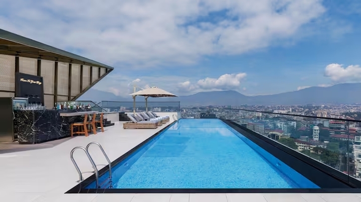 Khách sạn có hồ bơi vô cực với tầm nhìn toàn cảnh. (Ảnh: Hilton)