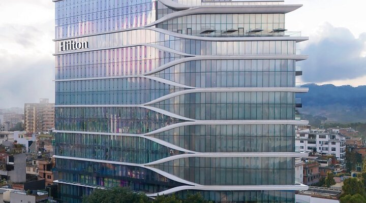Khách sạn Hilton được khởi công từ năm 2016, mở cửa năm 2024, với tổng vốn đầu tư 57 triệu USD. Mặt tiền của tòa nhà gắn các tấm kính dọc, đổi màu theo ánh sáng. (Ảnh: Tripadvisor)