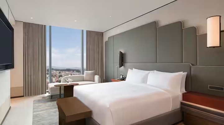 Khách sạn cung cấp gần 176 phòng thuộc nhiều hạng mục từ phòng tiêu chuẩn đến suite. (Ảnh: Hilton)