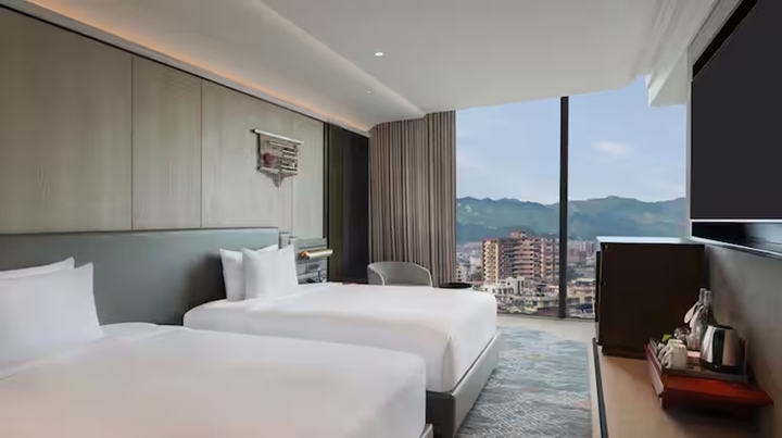 Hilton mang đến trải nghiệm dịch vụ lưu trú đẳng cấp thế giới. Sảnh, phòng tiệc và không gian hội họp tập trung ở các tầng thấp, trong khi các phòng ở tầng trên có tầm nhìn bao quát ra thung lũng và núi non. (Ảnh: Hilton)