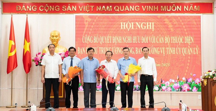 Thường trực Tỉnh ủy trao quyết định, tặng hoa cho các cán bộ. (Ảnh: Cổng thông tin điện tử An Giang)