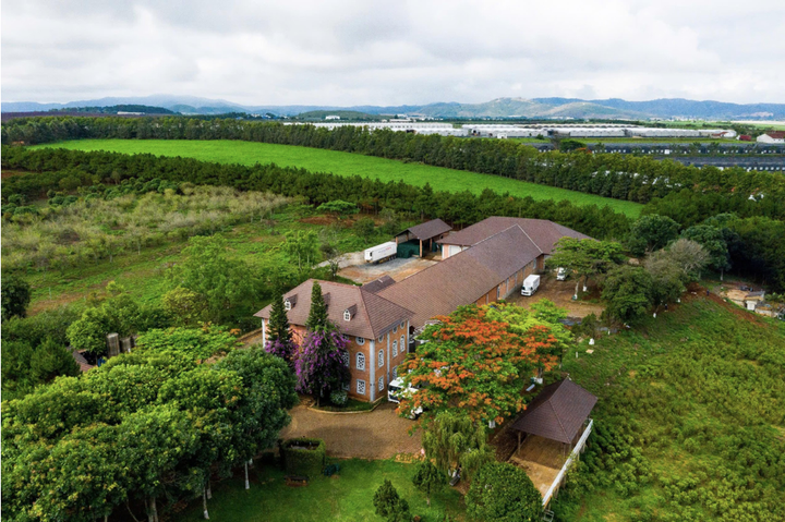 “Di sản từ cao nguyên Lâm Đồng” là cái tên gắn liền với Dalatmilk nhờ chất lượng tuyệt hảo chỉ có tại vùng khí hậu mát lành quanh năm.