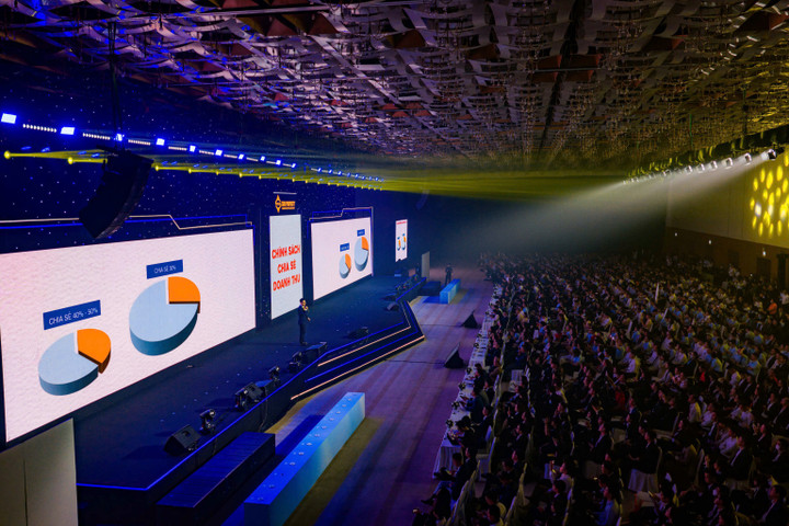 Đại diện Sun Property thuyết trình về dòng sản phẩm mới tại hai tháp Blanca 6&7.