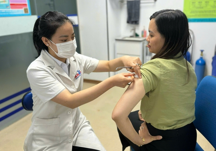 Cúm mùa dễ gây biến chứng tim mạch, bác sĩ khuyến cáo tiêm vaccine hằng năm