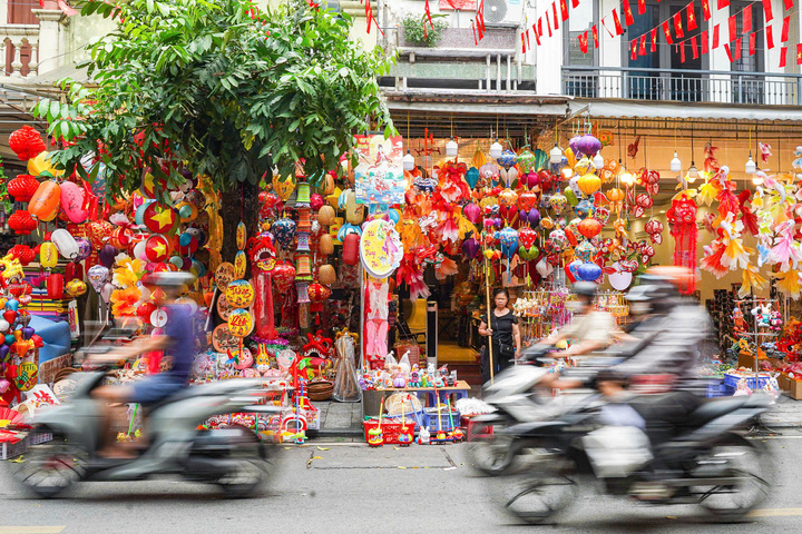 Phố cổ Hà Nội thay "áo mới", rực rỡ đón trung thu