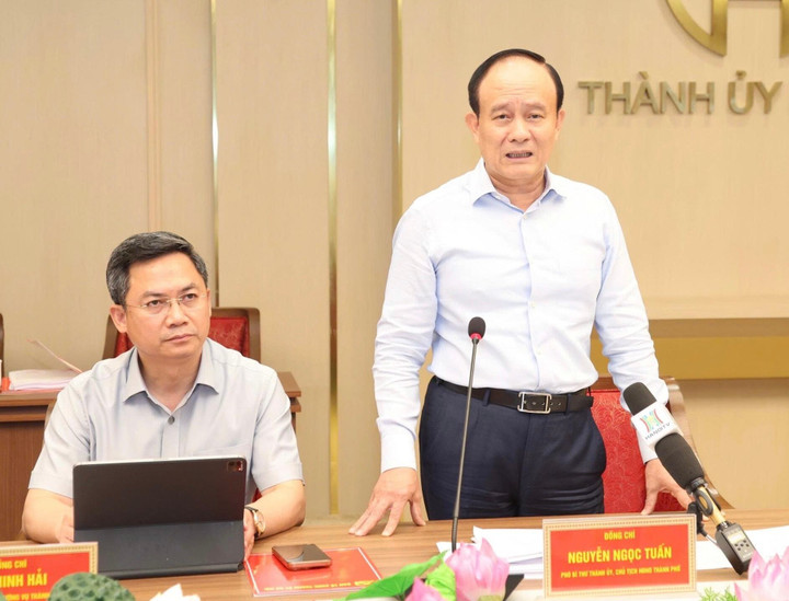 Chủ tịch HĐND thành phố Hà Nội Nguyễn Ngọc Tuấn phát biểu tại hội nghị. (Ảnh Viết Thành)