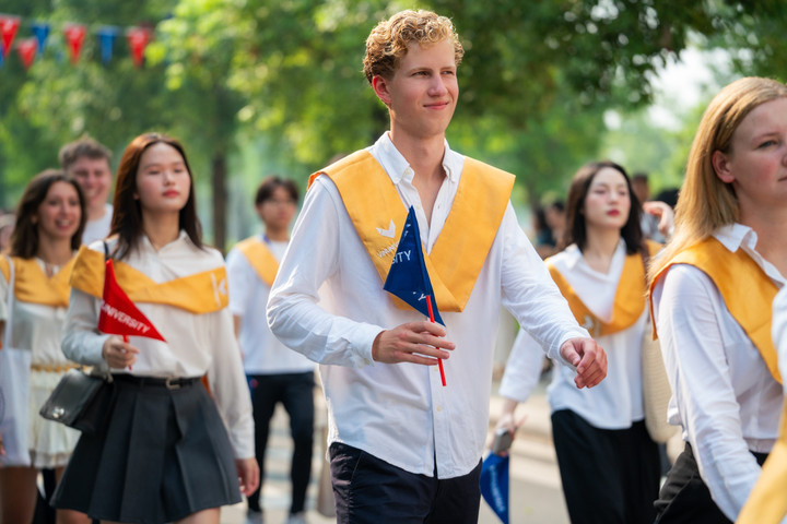 Các tân sinh viên của VinUni hân hoan trong ngày tựu trường đầu tiên.