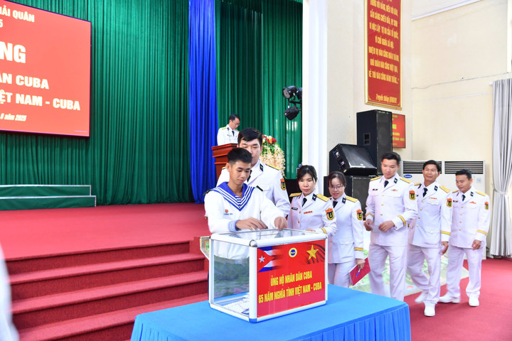 Cán bộ, chiến sĩ Lữ đoàn 125 ủng hộ nhân dân Cuba.