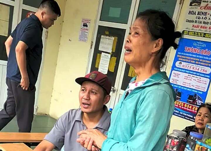 Bà Ly khóc nức nở kể lại vụ việc. (Ảnh cắt từ clip)
