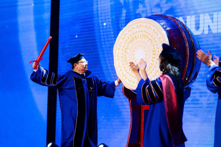 GS. Yap-Peng Tan đánh trống khai trường trong buổi Lễ khai giảng nhiệm kỳ đầu tiên của ông tại VinUni.