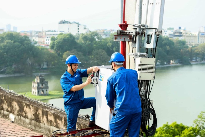 Kỹ sư VNPT triển khai thử nghiệm công nghệ 5G “may đo” trên hạ tầng thực tế, hướng tới xây dựng mạng kết nối thông minh phục vụ chuyển đổi số quốc gia. (Nguồn: VNPT)