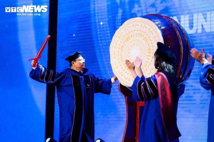 ヤップ・ペン・タン教授は、ヴィン大学での最初の学期の開校式で新学期の開幕を告げる太鼓を鳴らしている。