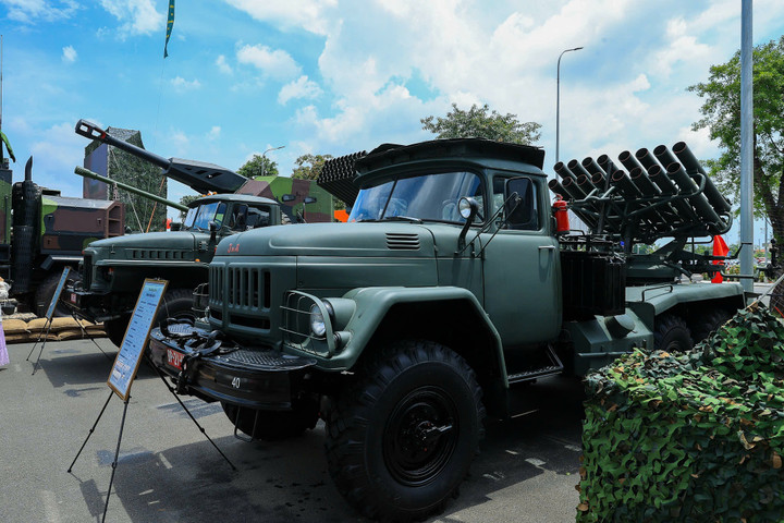 Người dân hào hứng check in cùng dàn khí tài tại Triển lãm thành tựu đất nước - 6