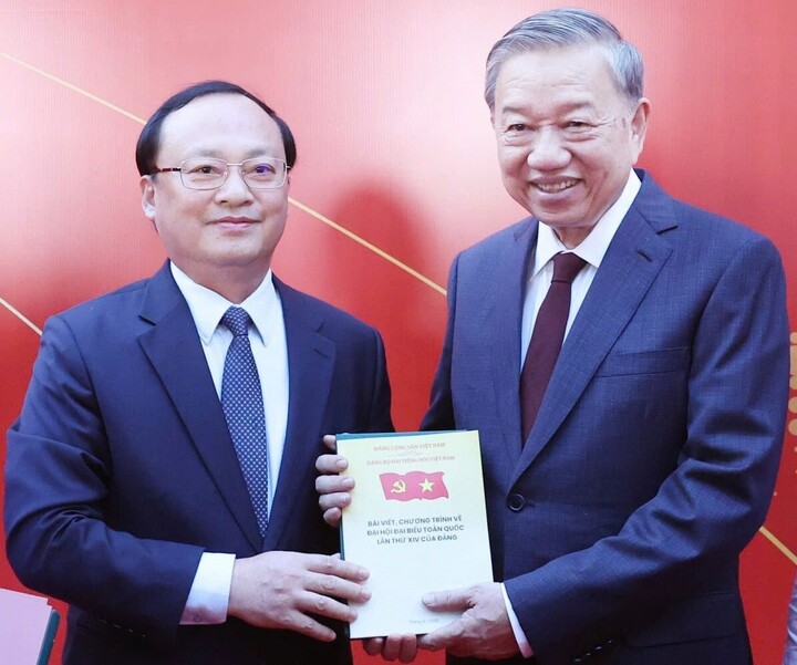 Ngay sau lễ khai trương Trang thông tin điện tử "Đảng Cộng sản Việt Nam - Đại hội XIV", Tổng Giám đốc Đài Tiếng nói Việt Nam Đỗ Tiến Sỹ đã trân trọng báo cáo Tổng Bí thư Tô Lâm một số bài viết, chương trình hướng về Đại hội Đảng toàn quốc lần thứ XIV của Đảng do Đài Tiếng nói Việt Nam vừa thực hiện.