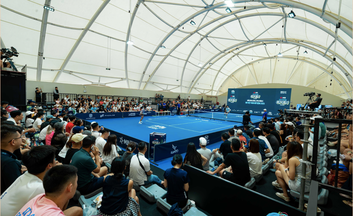 Sân trung tâm với sức chứa hơn 500 khán giả “cháy vé” trong toàn bộ 4 ngày thi đấu.