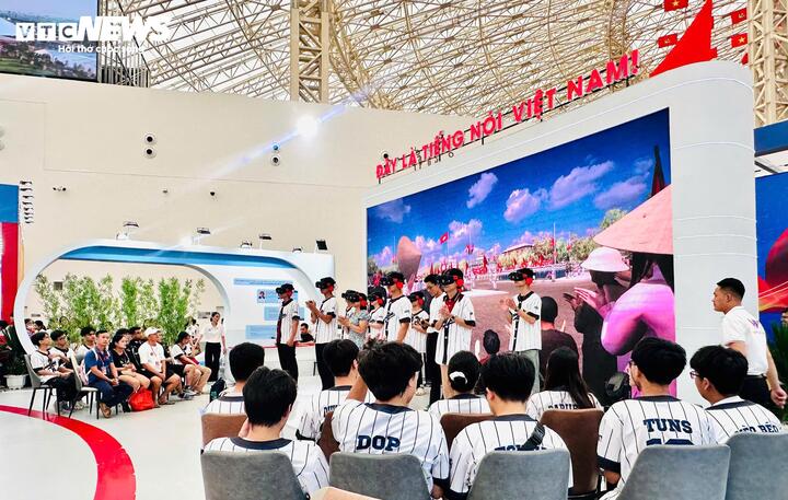 Nhóm học sinh trong đoàn 100 em tới từ THPT Nguyễn Gia Thiều (Hà Nội) trải nghiệm ngày 13/9. (Ảnh: Duy Hợp)
