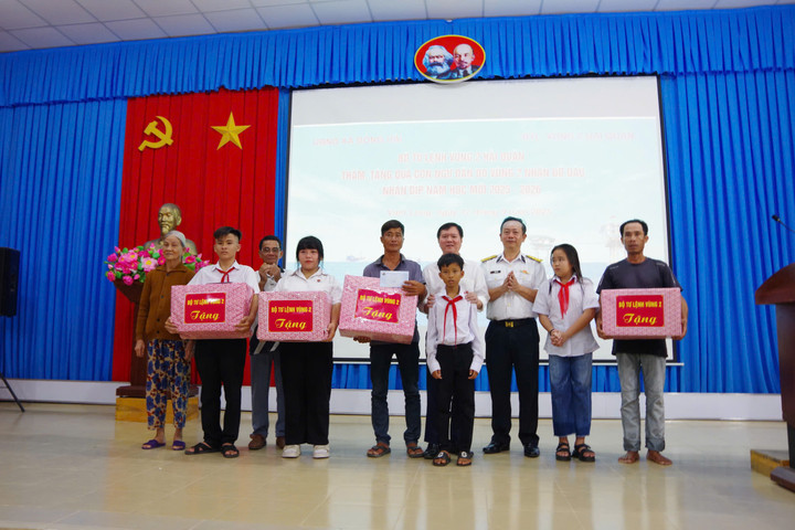 Đại diện Bộ Tư lệnh Vùng tặng quà cho các cháu con ngư dân Vùng 2 nhận đỡ đầu.