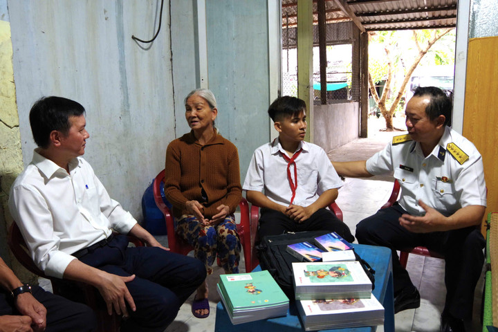 Đại tá Vũ Duy Lưu động viên cháu Hồ Minh Phú tiếp tục nỗ lực, cố gắng để theo đuổi ước mơ.