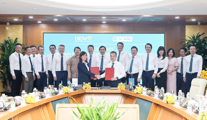 Đại diện Lãnh đạo BIDV Cầu Giấy và VIMC Lines ký kết thỏa thuận nguyên tắc.