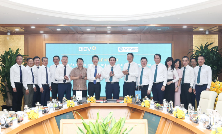 Đại diện Lãnh đạo BIDV và VIMC chúc mừng thành công Lễ ký kết.