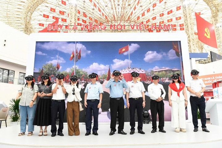 Đoàn cán bộ, giảng viên Học viện Báo chí và Tuyên truyền tham gia trải nghiệm "Trở về thời khắc thiêng liêng".