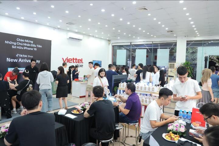 Khách Việt thường phải thức đêm để nhận iPhone sớm, nhưng từ năm nay, các hệ thống đều quy định thời gian từ 8h ngày 19/9. (Ảnh: Viettel Store)