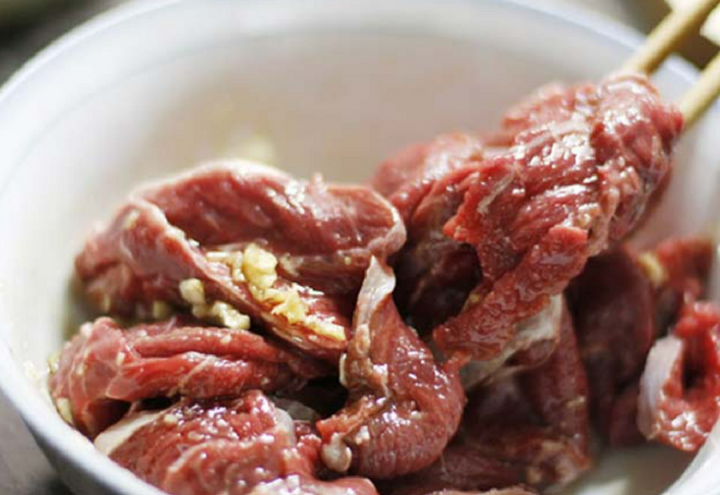 Ướp thịt bò trước khi xào sẽ giúp thịt bò mềm ngay cả khi đã nguội. (Ảnh: Cutco)