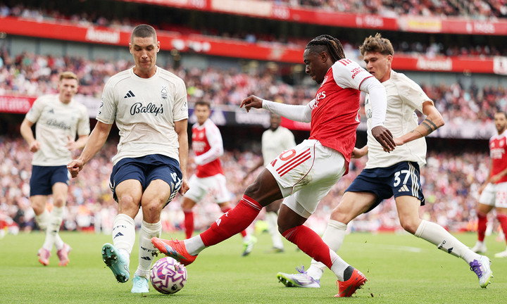 Eze chưa thể hiện được nhiều, dù anh luôn tạo ra được sự kết nối đến Gyokeres trong số ít tình huống nhận bóng. (Ảnh: Reuters)