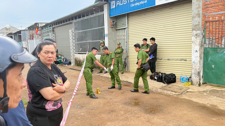 Cơ quan chức năng phong tỏa hiện trường, điều tra vụ án mạng.