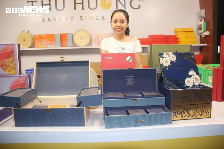 Nhiều hộp bánh trung thu tiền triệu đã lộ diện.