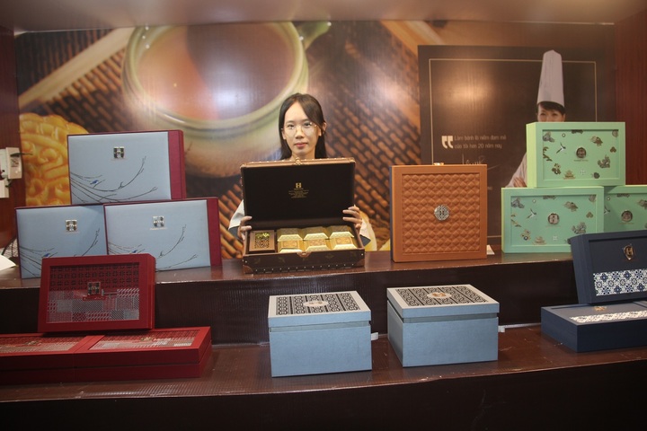 Cận cảnh những hộp bánh trung thu bắt mắt, giá tiền triệu.