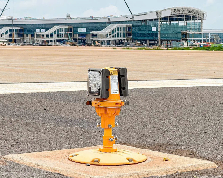 Lắp đèn lề, đèn tiếp cận đường băng sân bay Long Thành phục vụ bay hiệu chuẩn