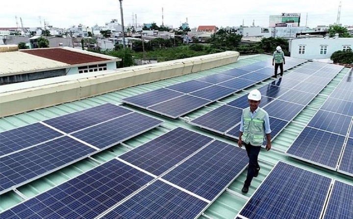 Lắp điện mặt trời mái nhà tự dùng không đăng ký có thể bị phạt. (Ảnh minh họa)