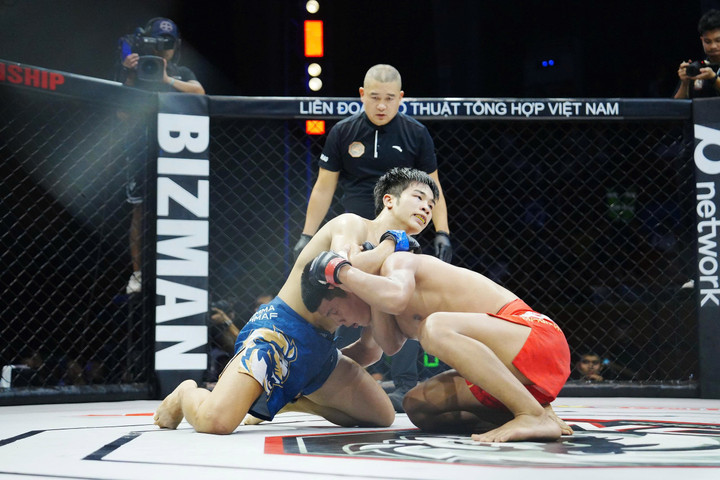 Nguyễn Trung Hải (xanh) giành chiến thắng trong trận MMA Pro đầu tiên của Lion Championship 26.