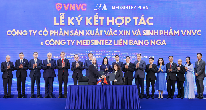 Ông Konstantin Gorodnitsky Trưởng Văn phòng Đại diện Công ty Medsintez tại Việt Nam và bà Trần Thị Hồng Thủy, Giám đốc Nhà máy Vắc xin và Sinh phẩm VNVC ký kết hợp tác dưới sự chứng kiến của Bộ trưởng Bộ Y tế Liên bang Nga Mikhail Murashko và Bộ trưởng Bộ Y tế Việt Nam Đào Hồng Lan. Ảnh: Phạm Giang