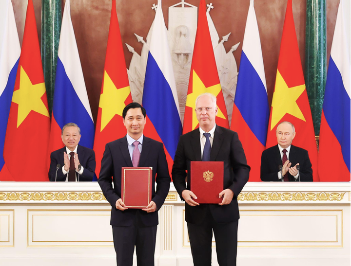 Công ty Vắc xin VNVC và Quỹ Đầu tư Trực tiếp của Nga (RDIF) trao đổi văn kiện hợp tác trước sự chứng kiến của Tổng thống Nga Putin và Tổng Bí thư Tô Lâm. Ảnh: Hoàng Thống Nhất