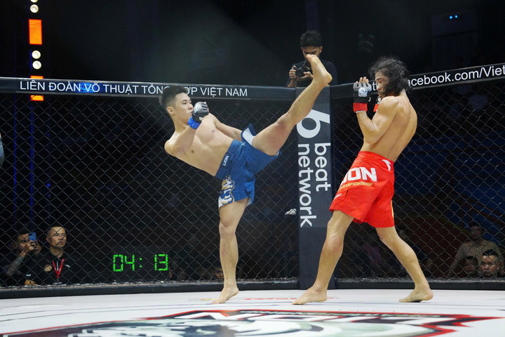 "Lão tướng" Trần Trọng Kim (đỏ) giành chiến thắng.