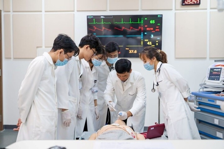 Chi phí học bác sĩ nội trú 2025, cao nhất lên tới hơn 900 triệu đồng/năm. (Ảnh minh hoạ)