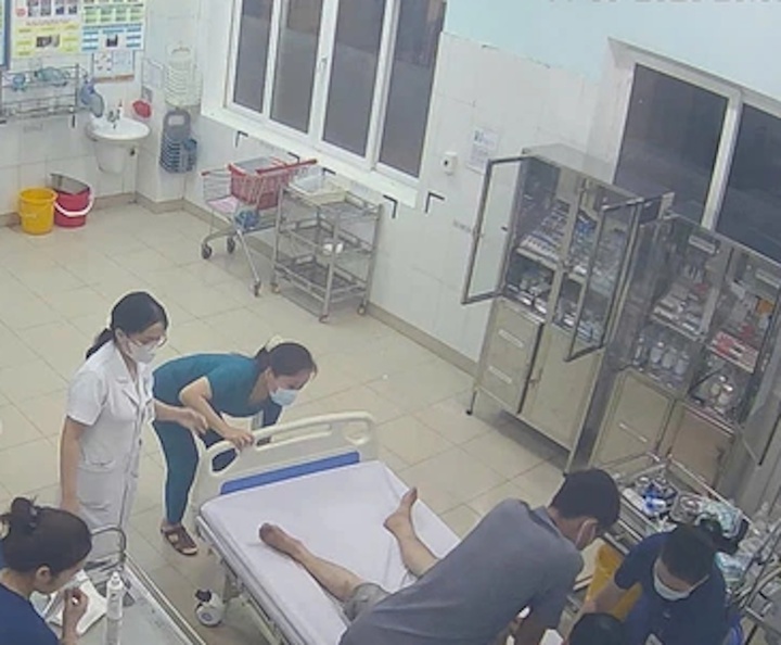 Các y bác sĩ khoa Cấp cứu Bệnh viện Đa khoa Quảng Trị đang cấp cứu cho anh K. (Ảnh: CTV)
