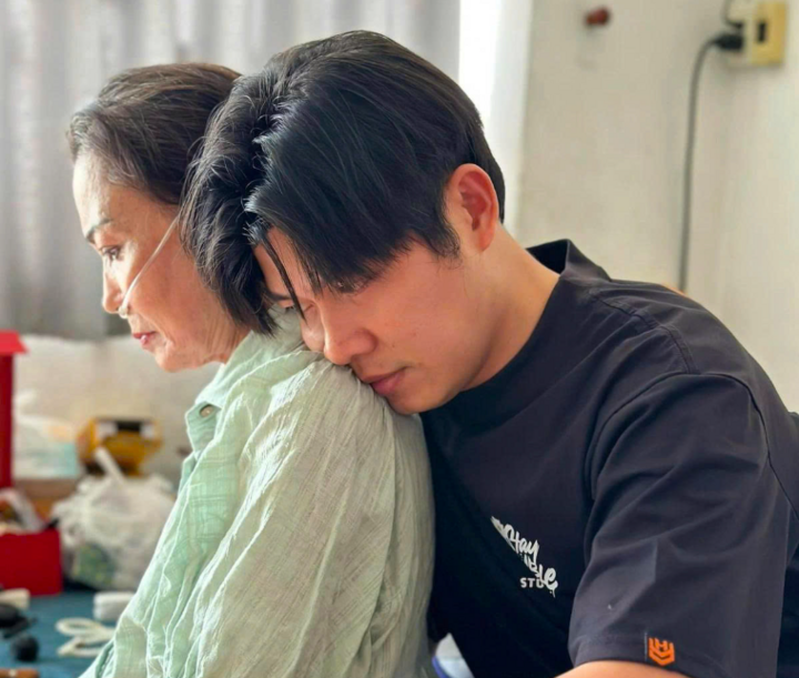 Nguyễn Văn Chung bên mẹ. Ảnh: FBNV