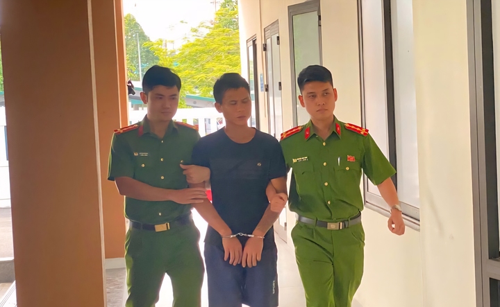 Lực lượng Công an khống chế, bắt giữ Tống Duy Lộc. (Ảnh: Công an Thanh Hóa)