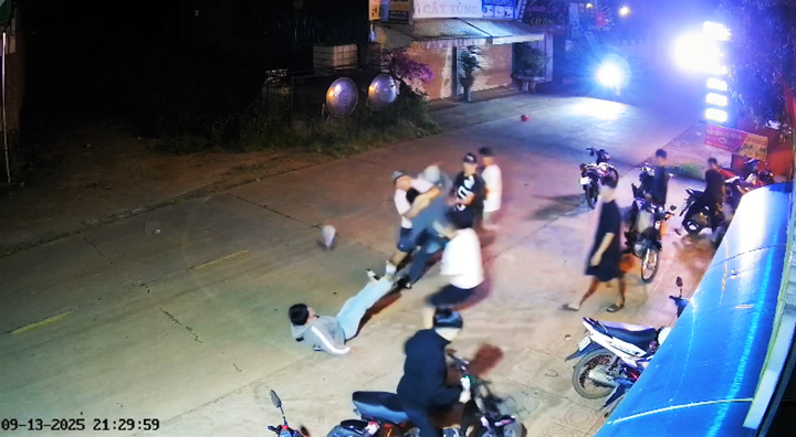 Hiện trường vụ hỗn chiến tại quán cà phê. (Ảnh cắt từ clip)