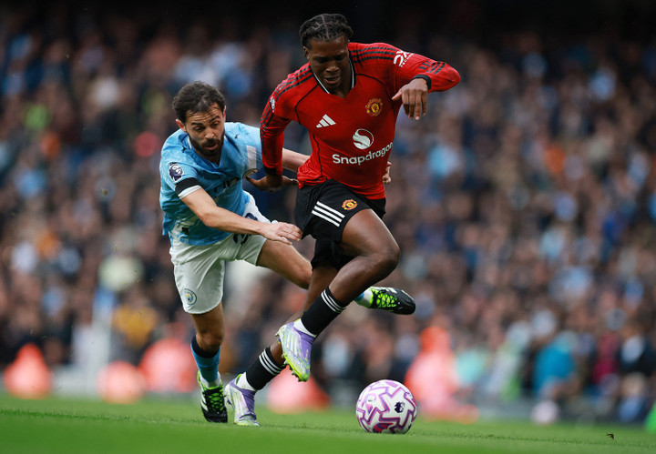 Dorgu chiếm ưu thế trước Bernardo Silva nhờ sức mạnh thể chất, giúp cánh trái của Man Utd an toàn. (Ảnh: Reuters)