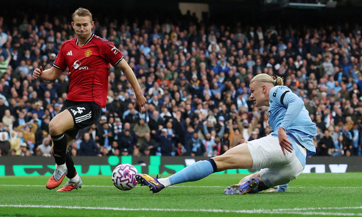 Tuy nhiên, ở nhịp quyết định, tiền đạo người Na Uy lại không điều khiển được quả bóng như ý. (Ảnh: Reuters)