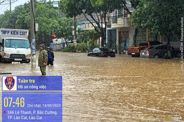Lực lượng công an ứng trực tại các điểm ngập, giúp người dân di chuyển an toàn.