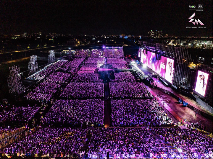 Sắc tím thương hiệu TPBank bao trùm tại Concert Em Xinh “Say Hi” tối 13/9, tại TP.HCM.