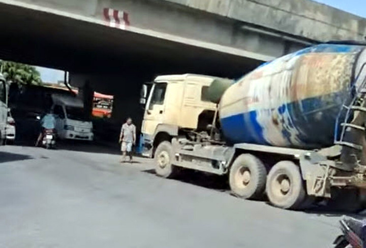 Xe bồn gây tai nạn. (Ảnh cắt từ clip)
