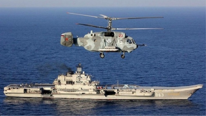 Tàu sân bay Đô đốc Kuznetsov của Nga và trực thăng Ka-31. (Ảnh: Military Watch)