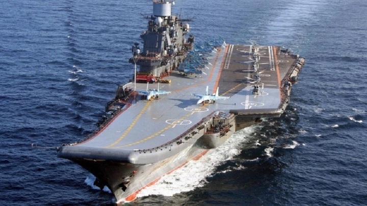 Tàu sân bay Đô đốc Kuznetsov của Nga với các máy bay chiến đấu Su-33 trên boong. (Ảnh: Military Watch)